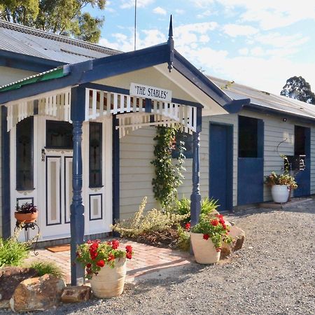 Hotel The Stables Wandin North Esterno foto