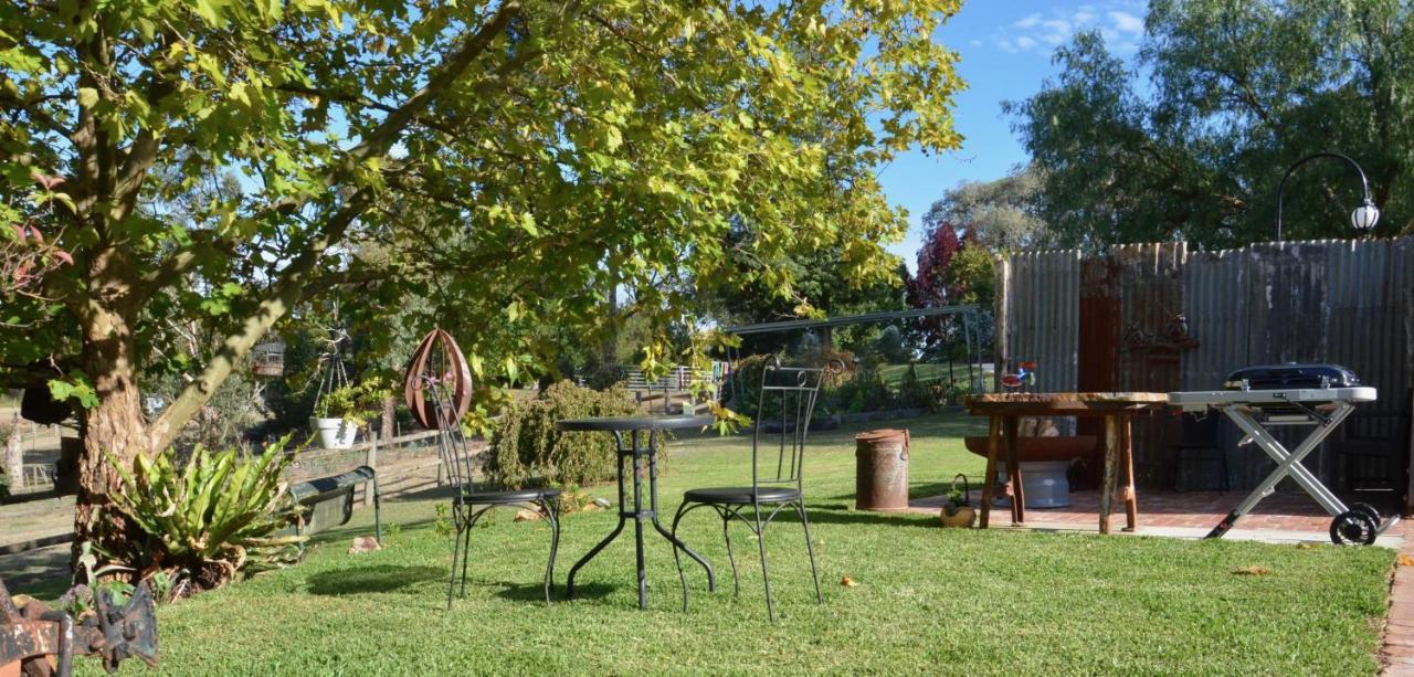 Hotel The Stables Wandin North Esterno foto