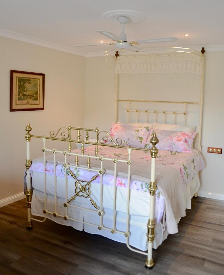 Hotel The Stables Wandin North Esterno foto