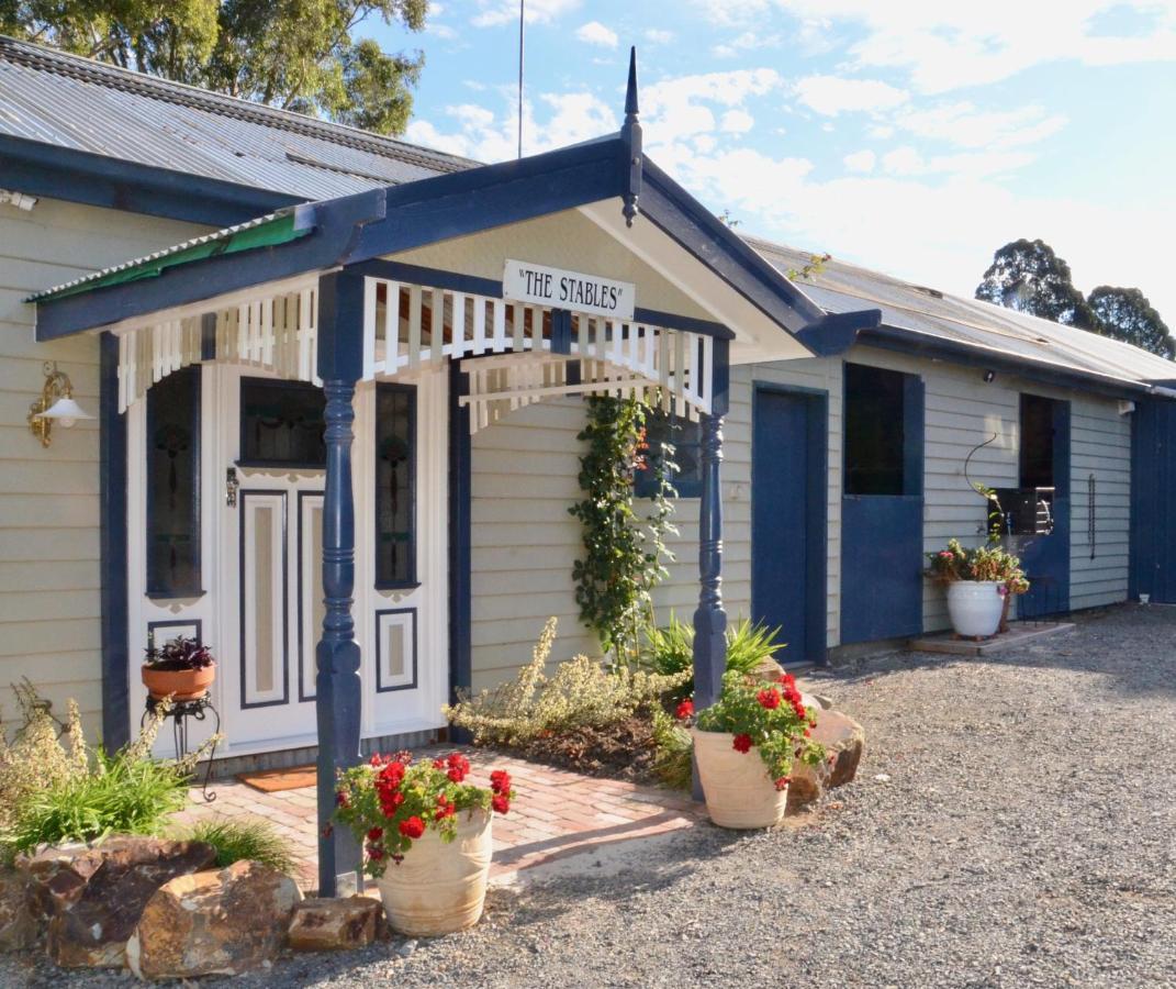 Hotel The Stables Wandin North Esterno foto
