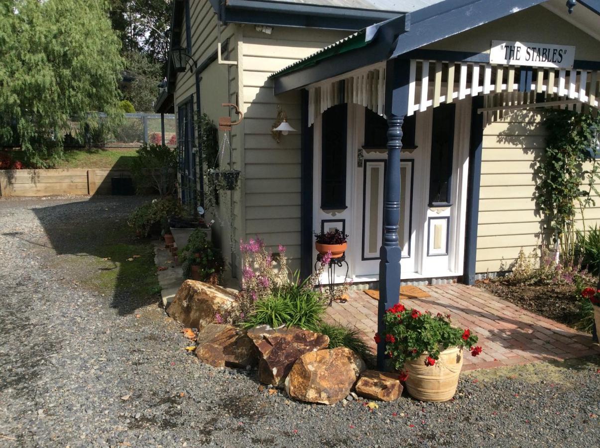 Hotel The Stables Wandin North Esterno foto